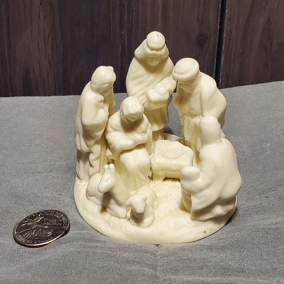 White porcelain mini nativity fugurine scene vintage - Picture 2 of 7